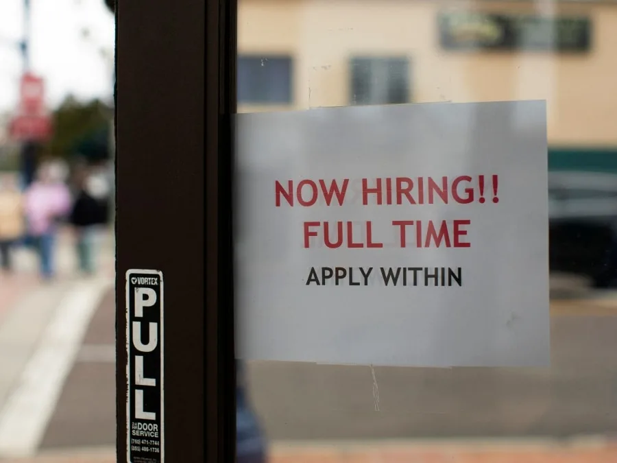 Cartel de "contratando" en inglés en estados unidos