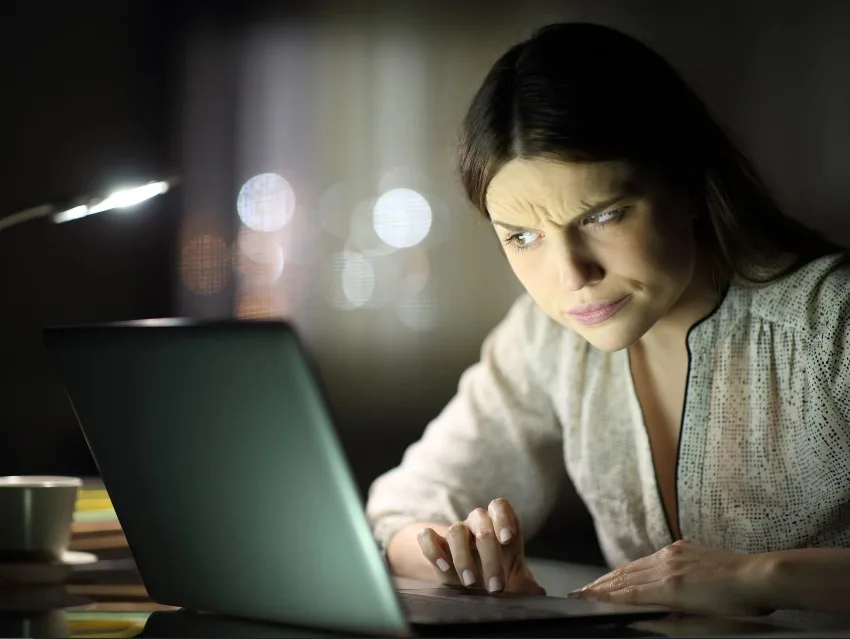 mujer buscando empleo como cuidador de ancianos en ordenador portátil