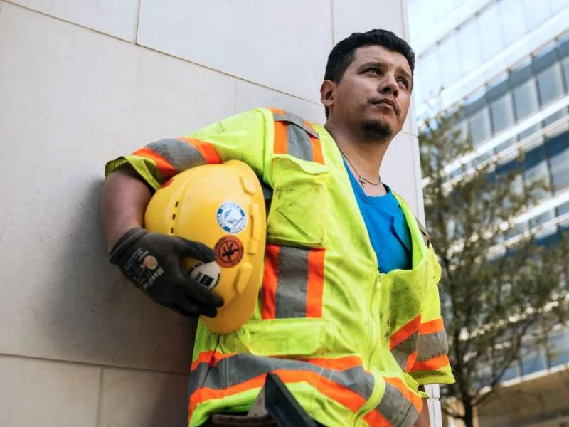 Un albañil hispano trabajando en Nueva York