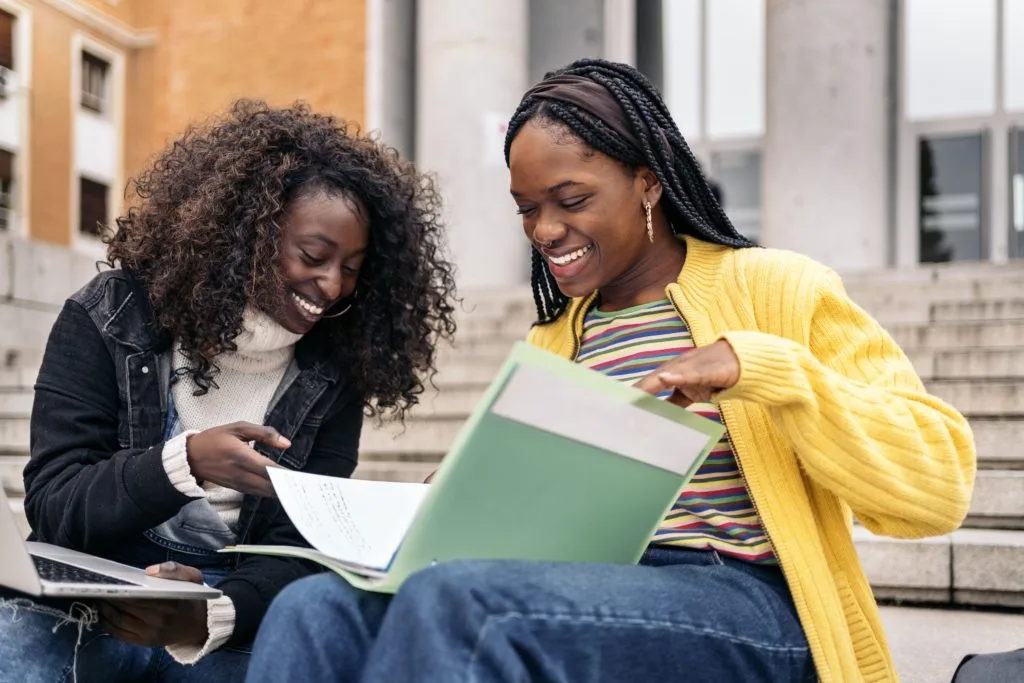 Dos estudiantes contentas revisando sus papeles de visado en USA