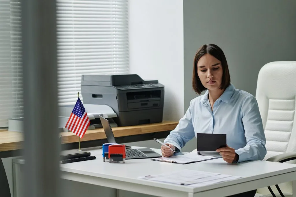 Oficinista analizando datos para aceptar o rechazar una visa americana