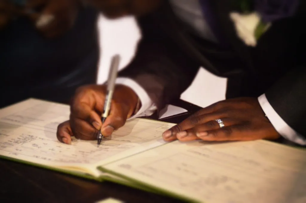 Novio firmando acta de matrimonio