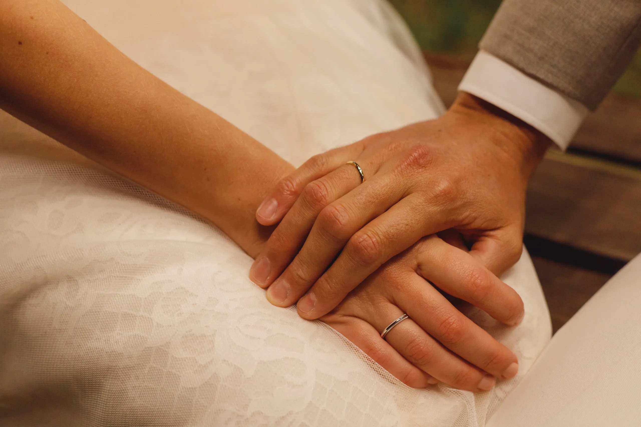 Manos de recién casados enamorados