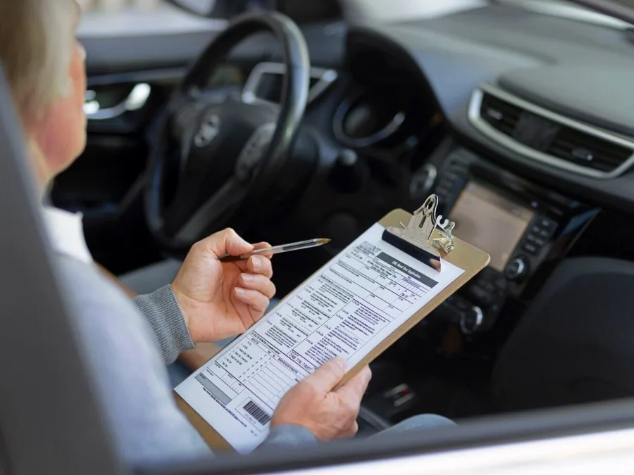 Mujer evaluando un examen de conducir