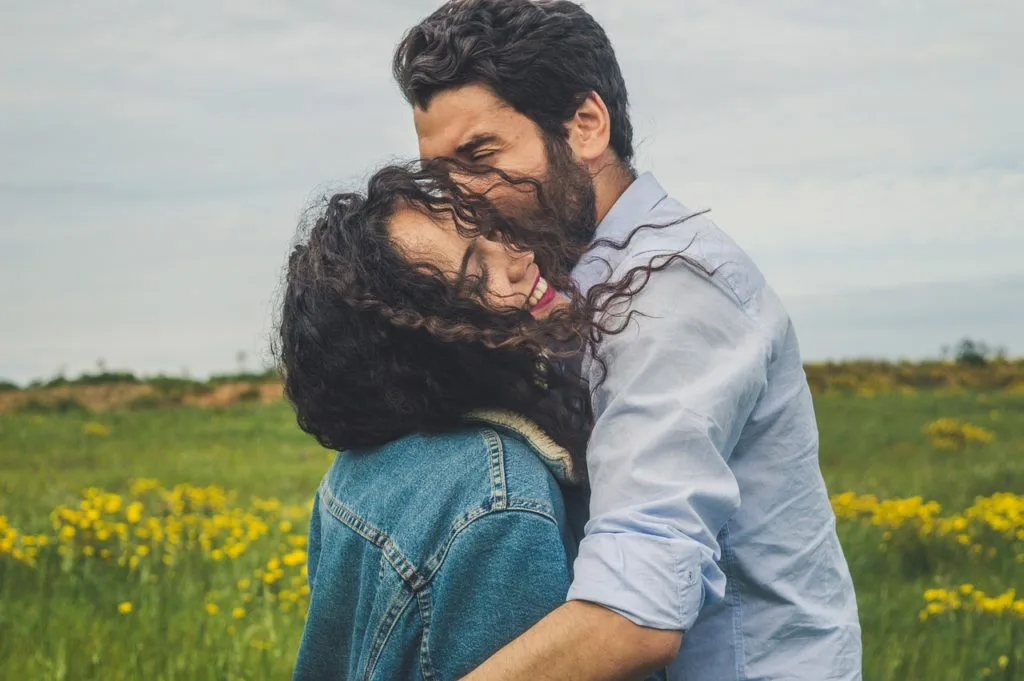 Pareja al aire libre abrazándose