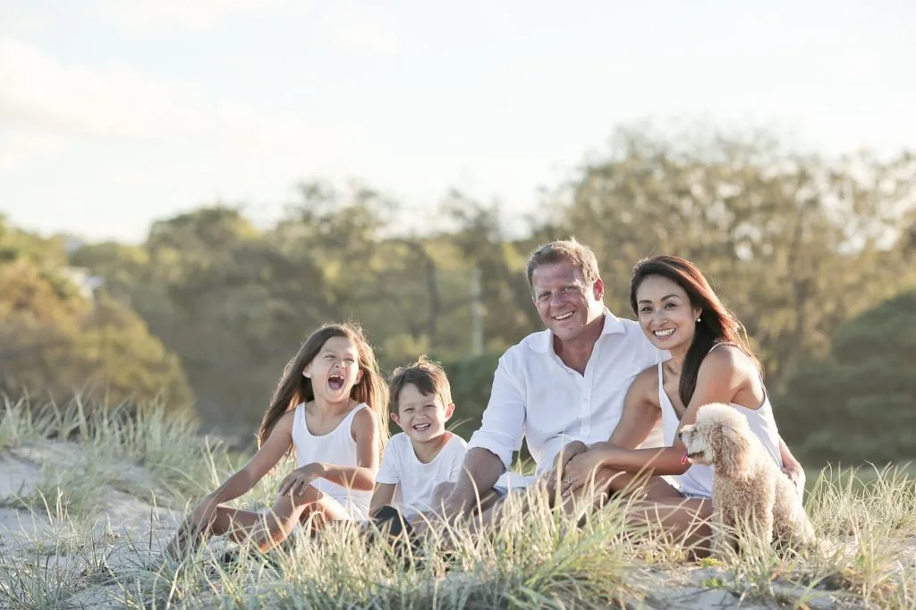 Familia en un parque disfrutando su compañía