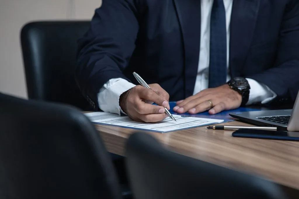 Abogado de divorcios firmando documentos