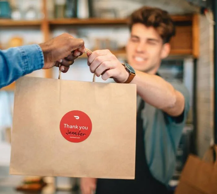 Doordash entrega más de comida. También puedes conseguir comestibles y otros artículos del supermercado.